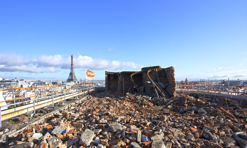 Biome est un projet de restructuration lourde 24 000m² de bureaux au cœur du 15ème arrondissement de Paris. Vue insolite depuis le toit où le drapeau de Bouygues Bâtiment Ile-de-France côtoie la Tour Eiffel ! // Maîtrise d’ouvrage : Société Foncière Lyonnaise (SFL) - Architecte : YMA - Yrieix Martineau Architecture et Jouin Manku.